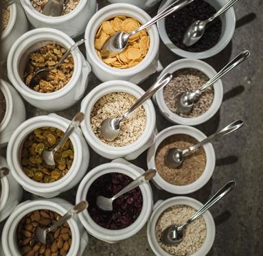 Ingredienti per il musli al buffet della prima colazione