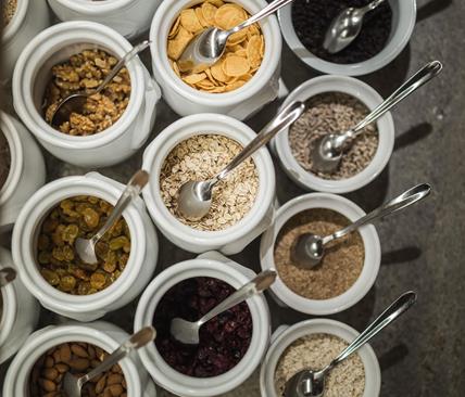 Ingredienti per il musli al buffet della prima colazione