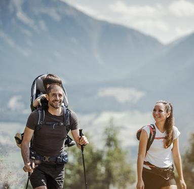 Eine Familie macht eine Wanderung