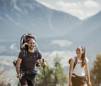 Eine Familie macht eine Wanderung