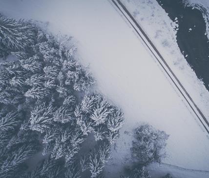 Eine Winterlandschaft von oben