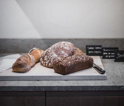 Diversi tipi di pane al buffet della prima colazione
