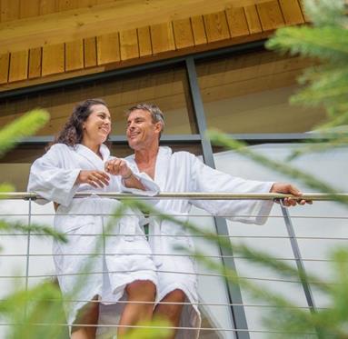 Una coppia sul balcone della nostra spa