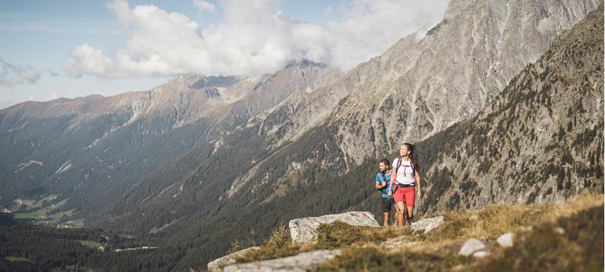 Zwei Wanderer in der Nähe eines Bergsees
