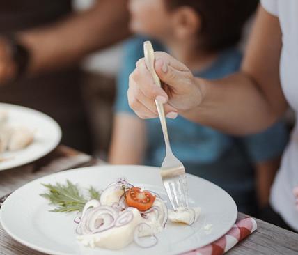 Eine Familie beim Essen in einer Hütte