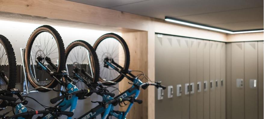 Der neue Ski- und Bike-Bereich mit Platz für Fahrräder und Schließfächern