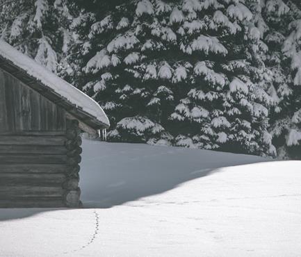 Eine Hütte im Winter