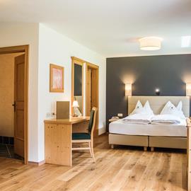 -rotwild-zimmer-2300
