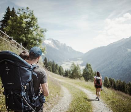 Eine Familie beim Wandern