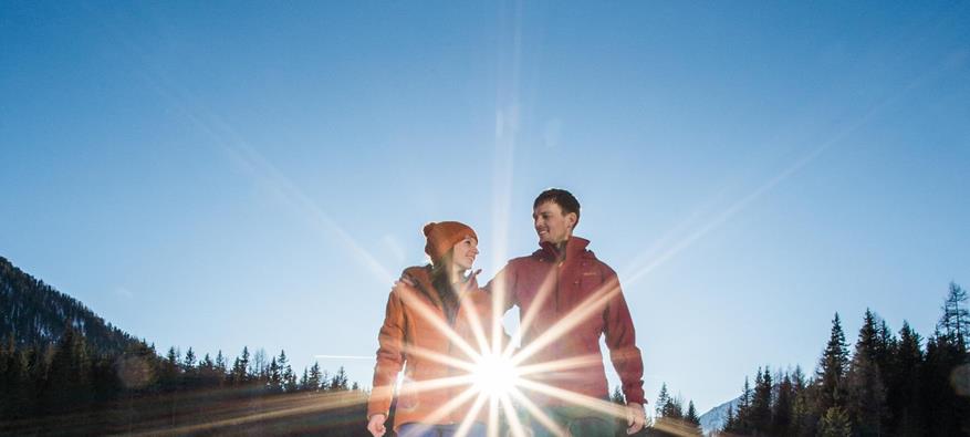 Ein Paar beim Winterwandern