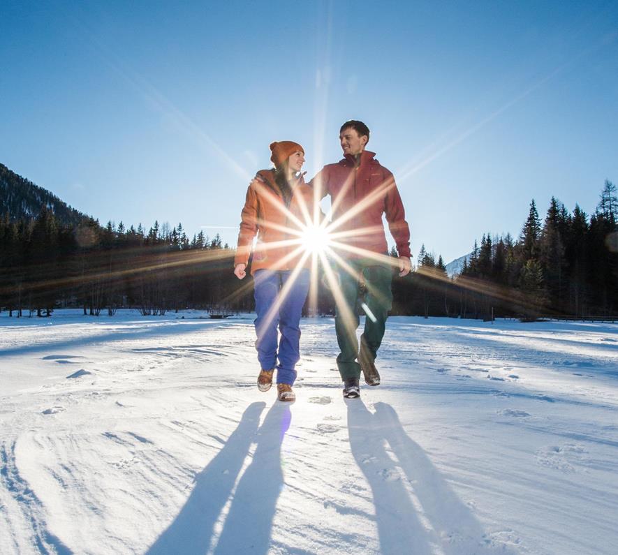 Una coppia che fa un'escursione invernale