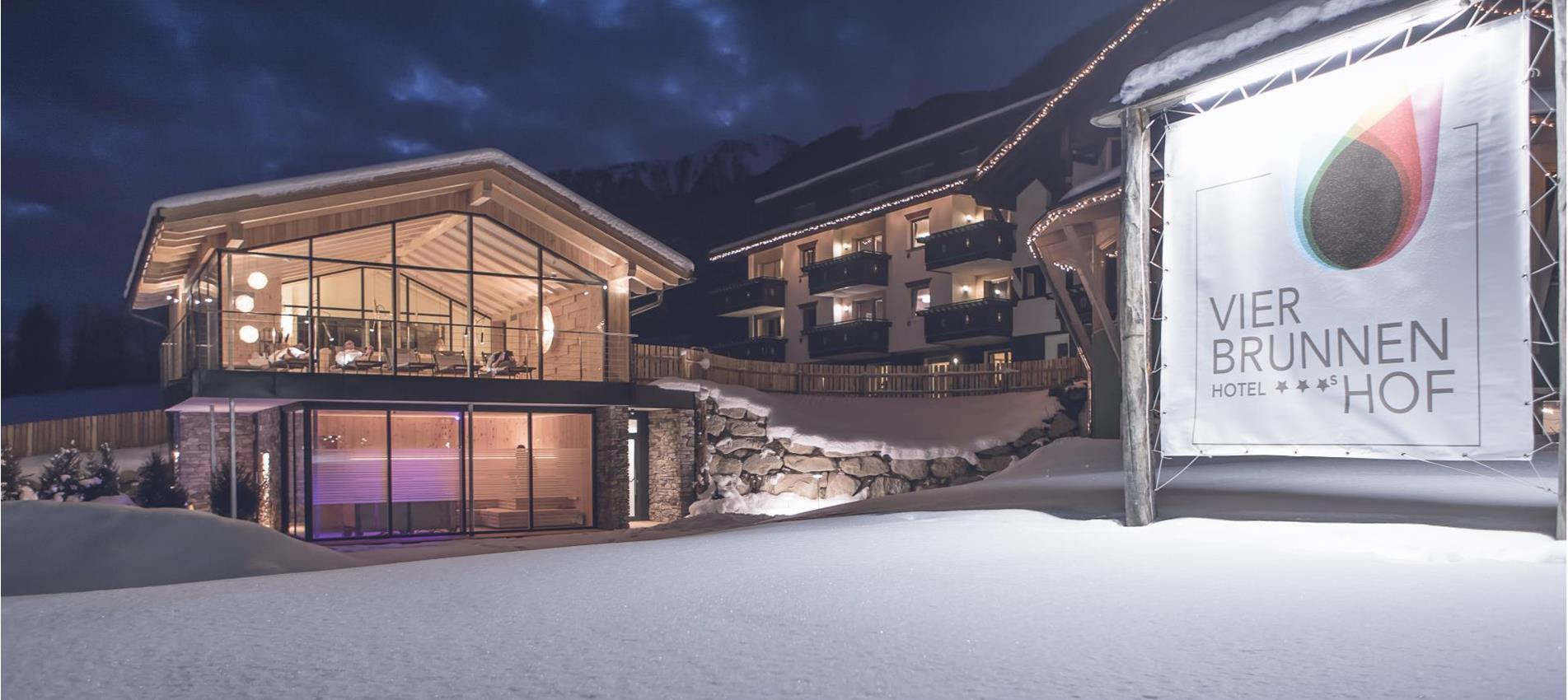 Hotel Vierbrunnenhof mit Spa in einer Winternacht