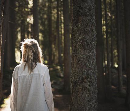 Eine Frau beim Waldbaden