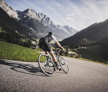 Un ciclista visto da dietro